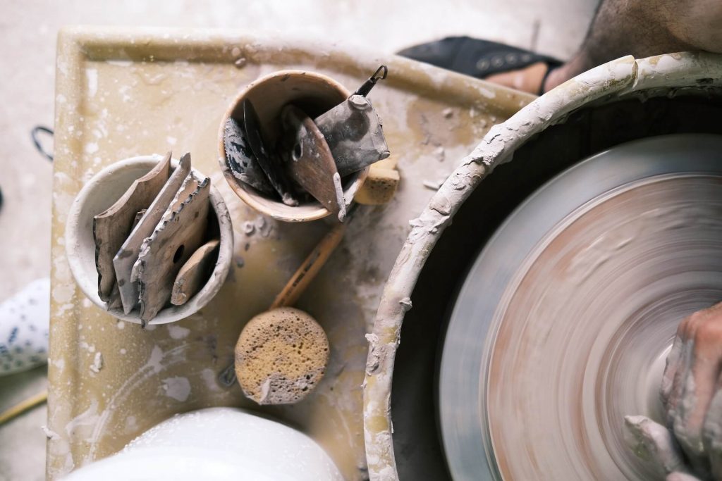 Imagen de un torno de cerámica utilizado para la alfarería