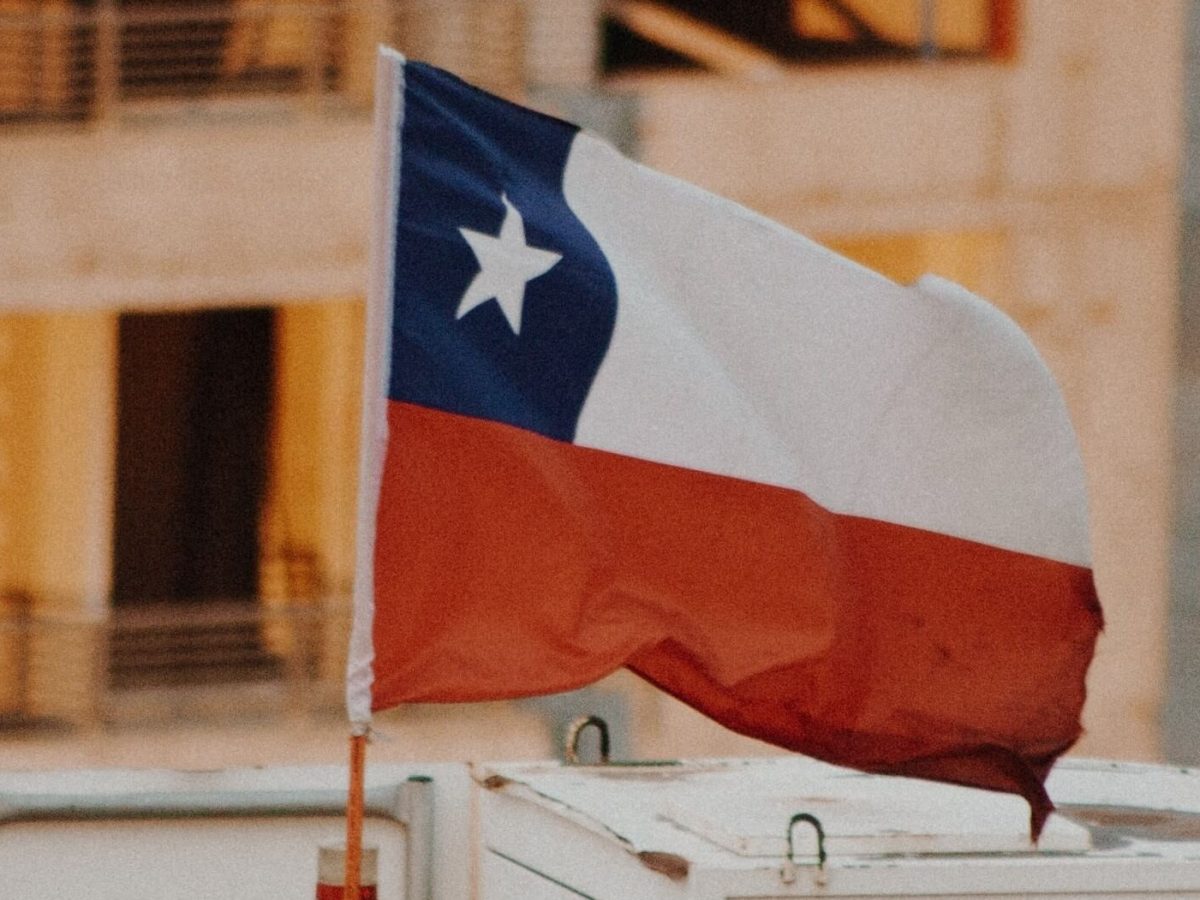 Bandera de Chile ondeando contra el cielo.