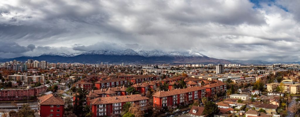 Vista de la ciudad de Santiago de Chile, mostrando su paisaje urbano.